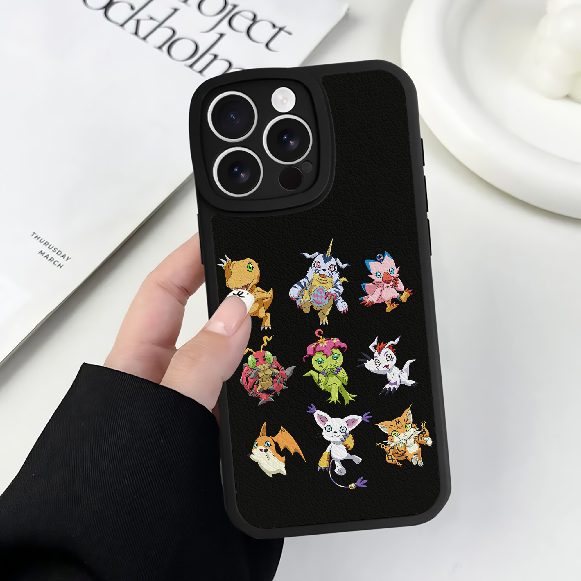 （画像用） Digimon デジタルモンスター/デジモン 【iPhone 16シリーズ対応】シリコンスマホケース（レザー調） 材質：シリコン